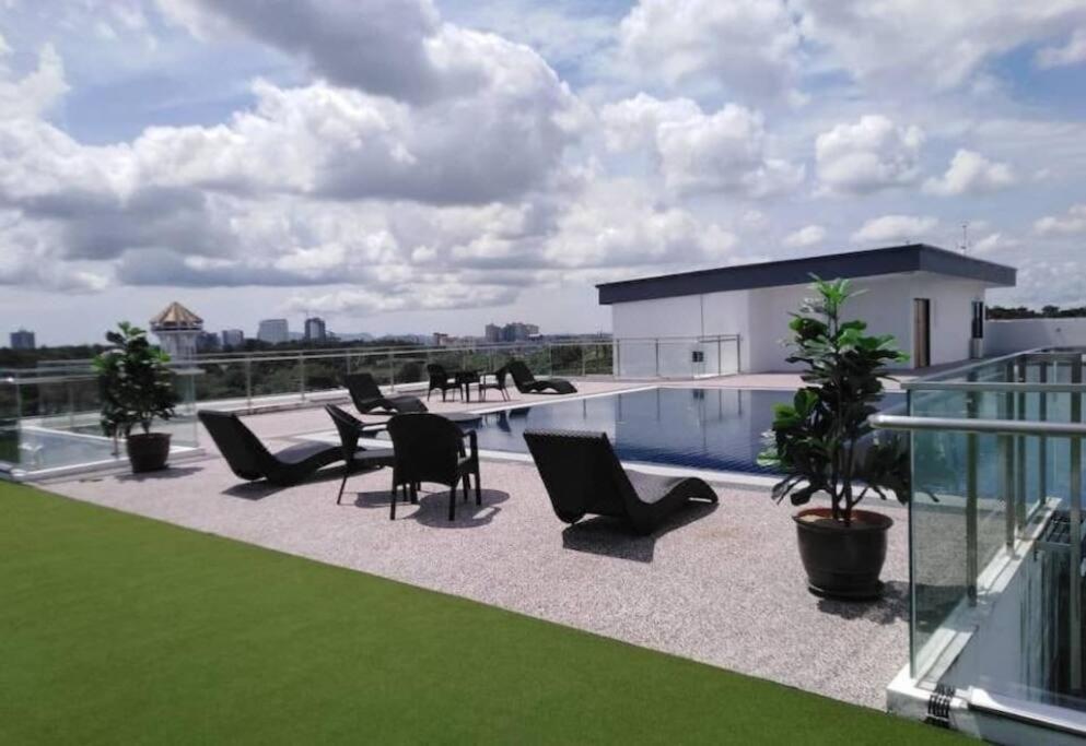 Infinity Pool At Kozi Square Homestay Kuching Buitenkant foto