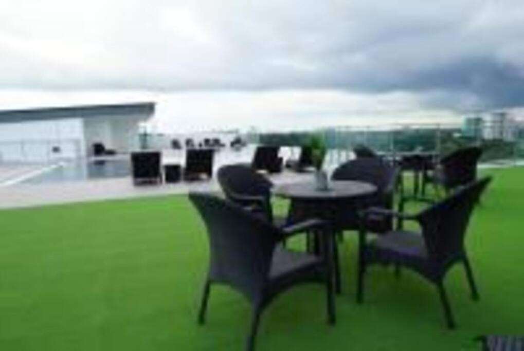 Infinity Pool At Kozi Square Homestay Kuching Buitenkant foto