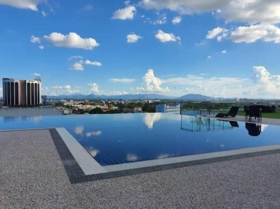 Infinity Pool At Kozi Square Homestay Kuching Buitenkant foto