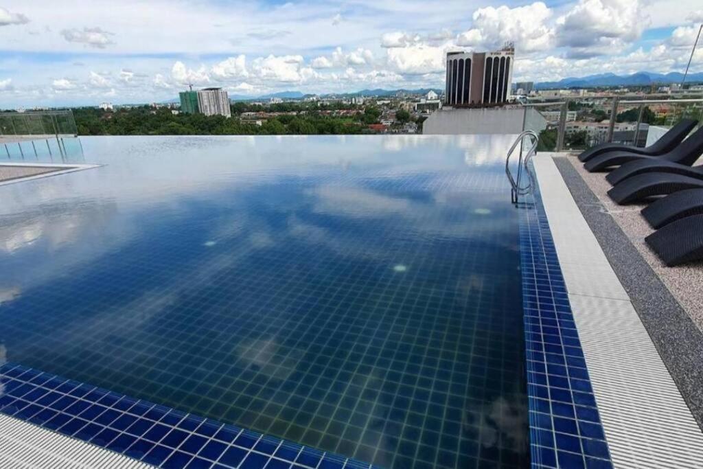 Infinity Pool At Kozi Square Homestay Kuching Buitenkant foto